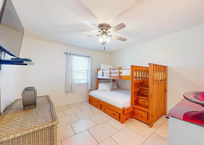 Family Friendly Across From With Balcony *